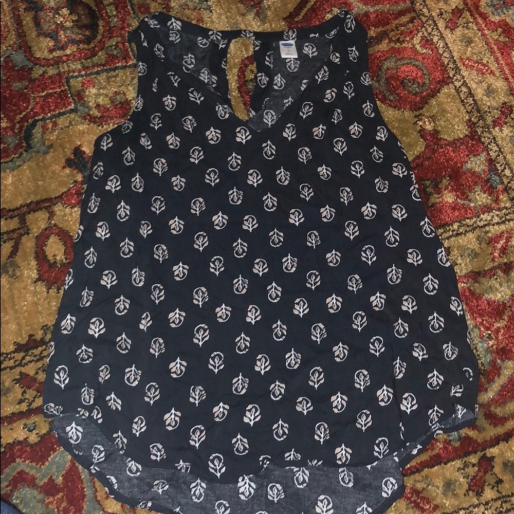 Black tank with tan flower 🌸 very cute